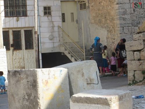 Une famille palestinienne enfermée dans sa maison pour empêcher que des colons ne s'en emparent à Al-Khalil